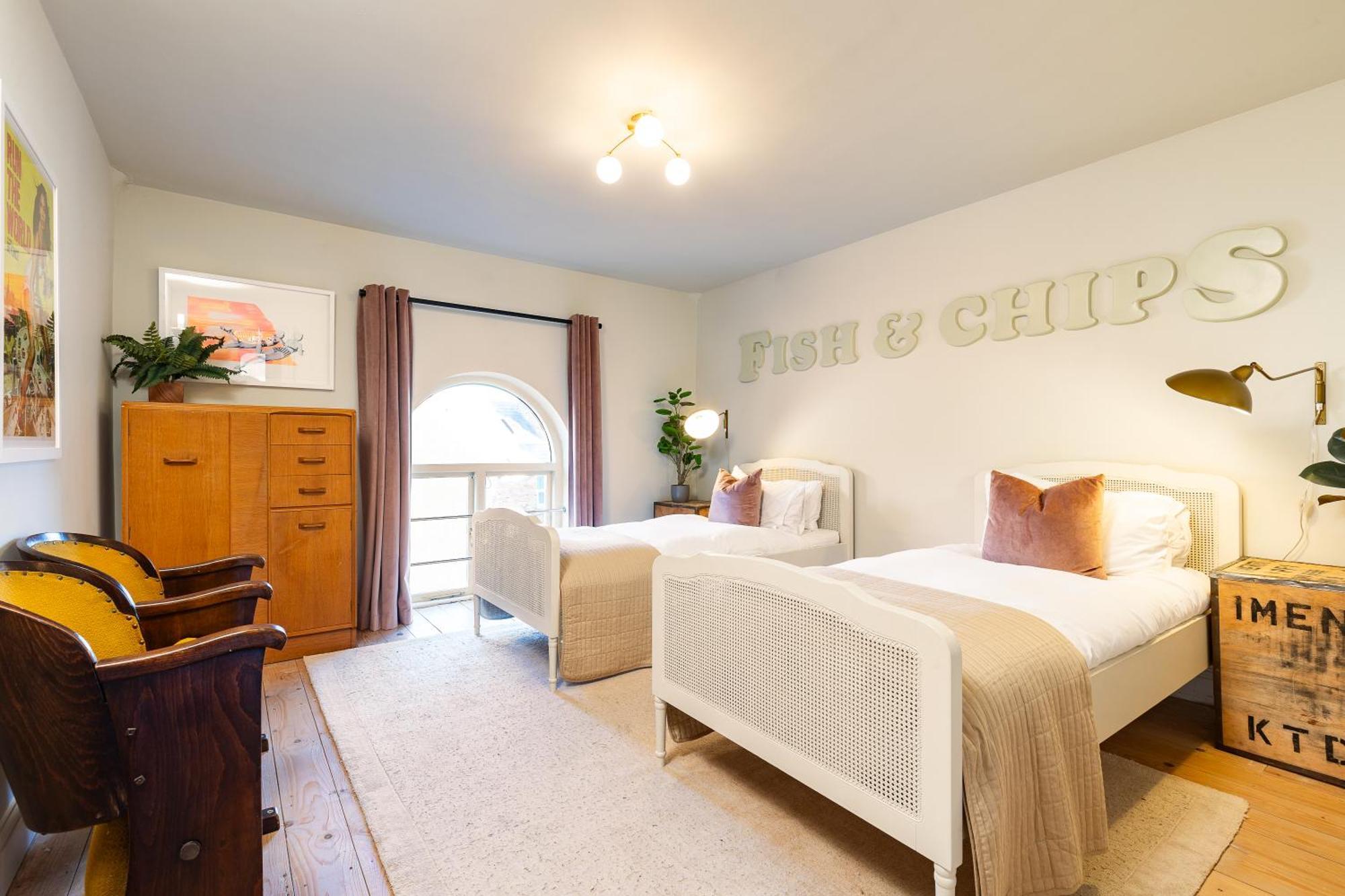 Stylish Seaside Home With King Beds And Parking Scarborough Esterno foto