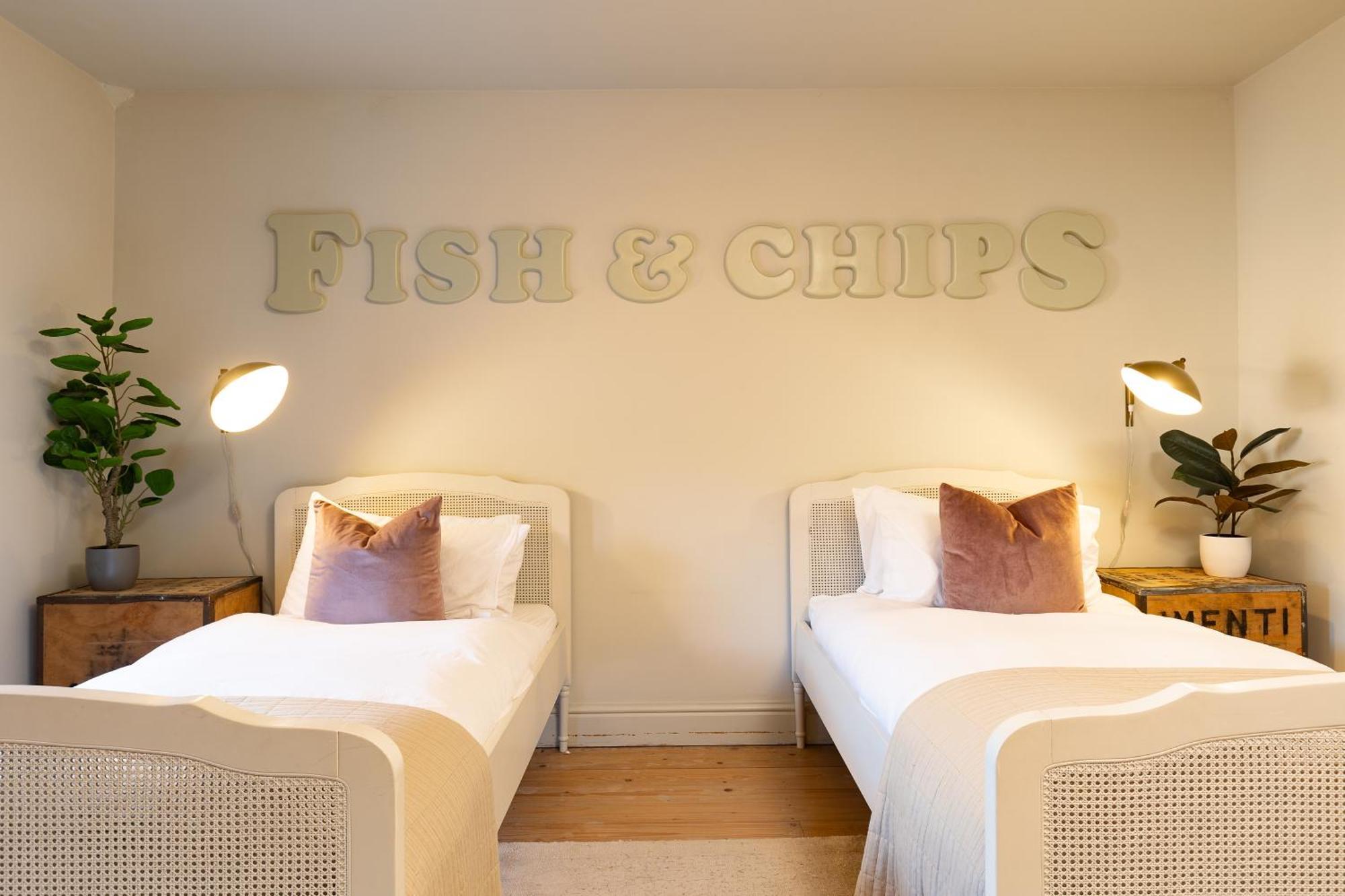 Stylish Seaside Home With King Beds And Parking Scarborough Esterno foto